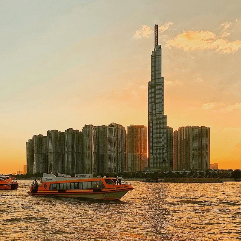 Water Bus Sài Gòn tại bến Bạch Đằng