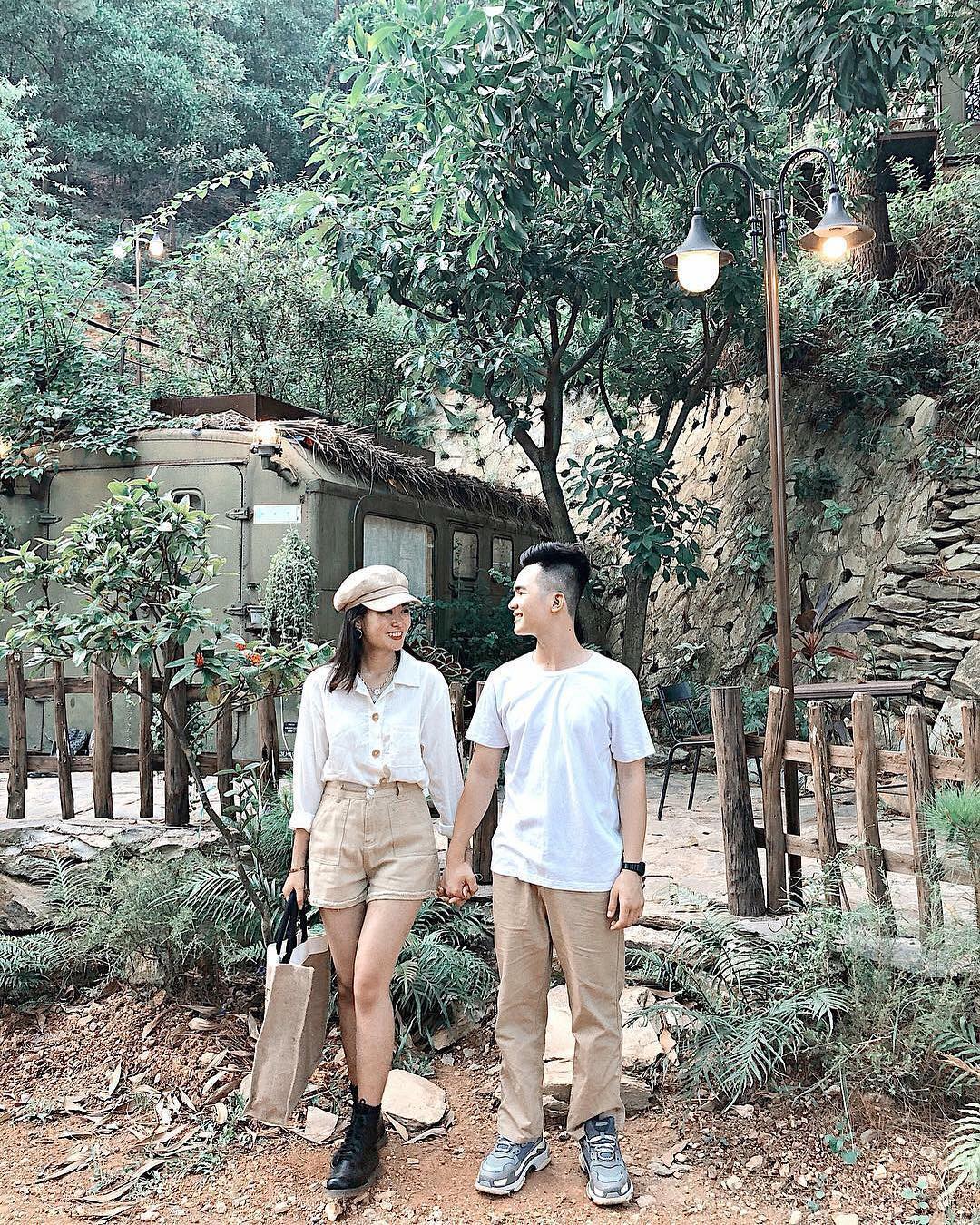 Không gian rừng thông bao quanh Nhà Bên Rừng U Lesa