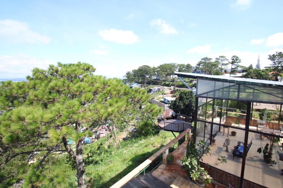 Không gian Lò Sấy Coffee Đà Lạt view săn mây
