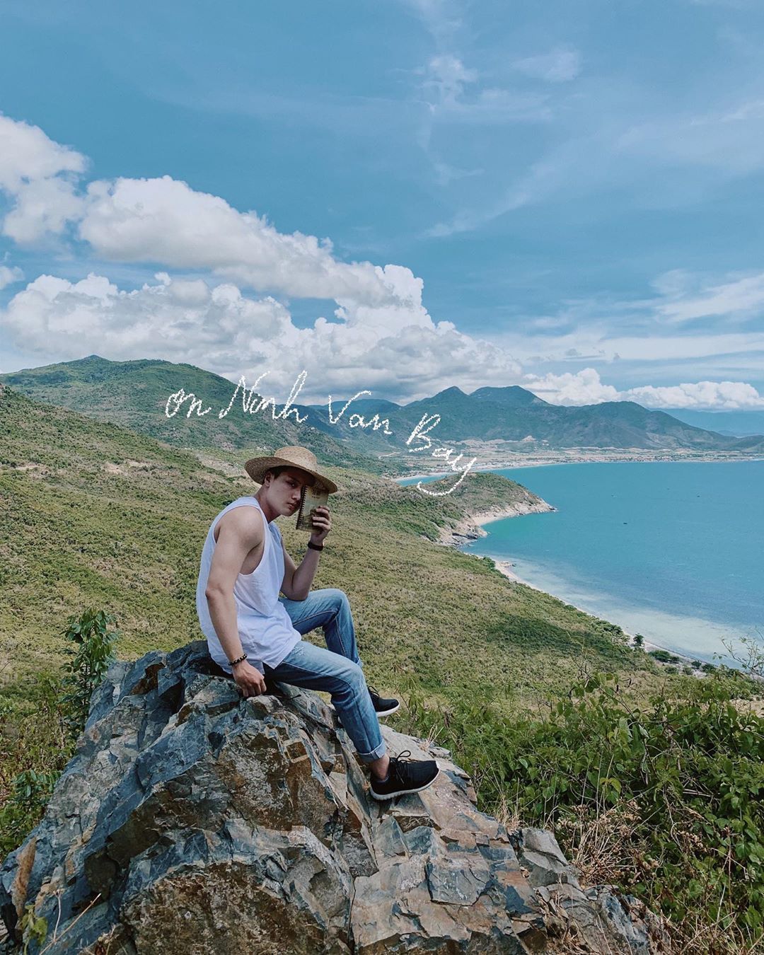 Khung cảnh biển trời xanh trong tại xã đảo Ninh Vân Khánh Hòa