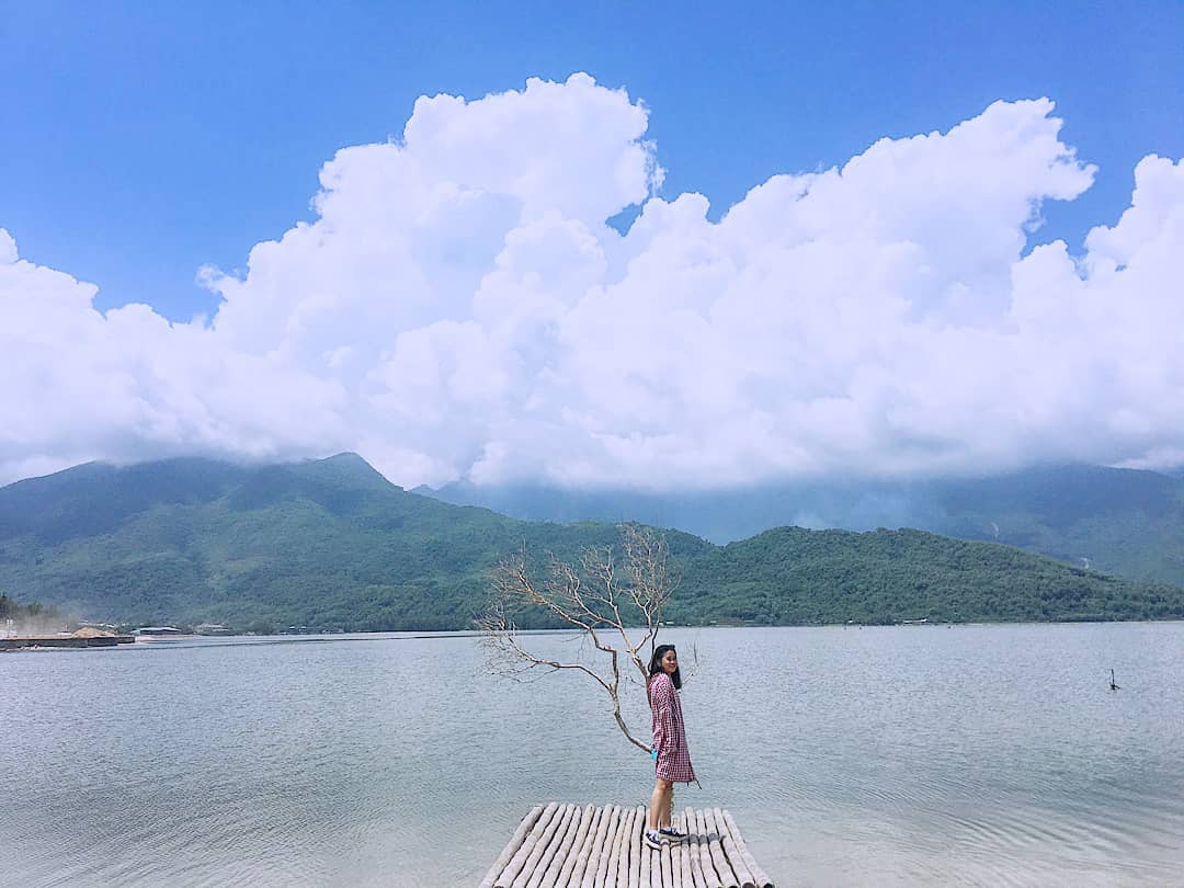 Khoảnh khắc chiều tà bình yên trên đầm