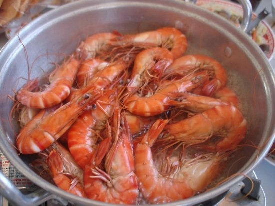 Lẩu tôm chua cay - Luộc tôm