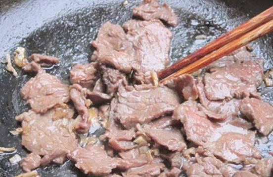 Xào thịt bò cho món mỳ xào thập cẩm