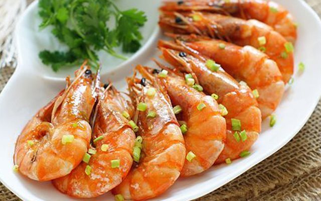 Trình bày món tôm xóc tỏi thơm lừng