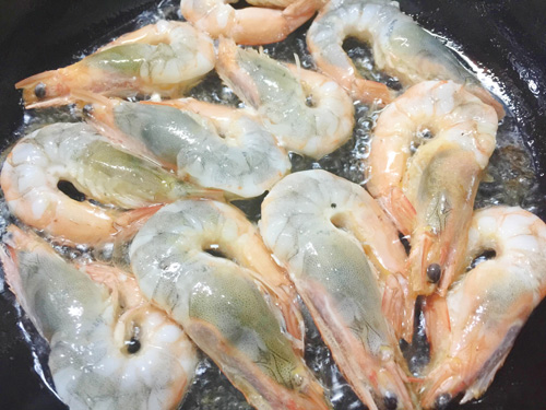 Chiên tôm giòn cho món tôm xóc tỏi