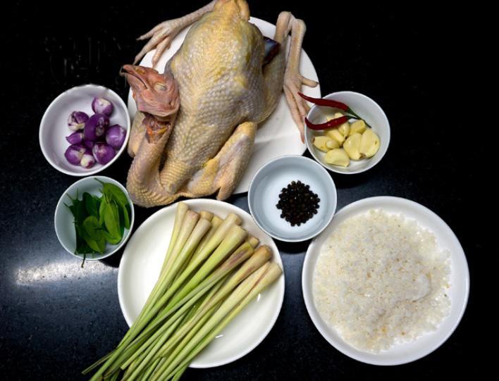 Sơ chế nguyên liệu gà luộc gừng sả
