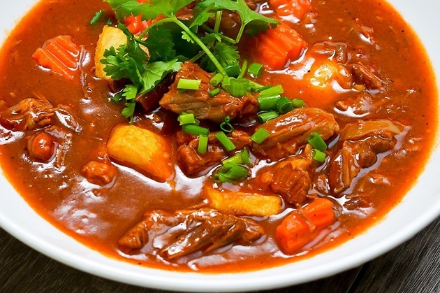 Ninh thịt bò với sốt vang để có món mỳ bò sốt vang ngon