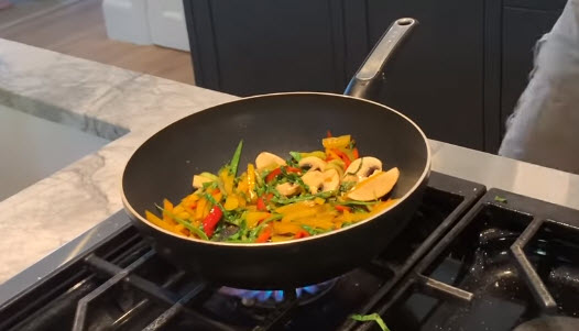 huong-dan-nau-mon-com-rang-thit-bo-don-gian-tu-vua-dau-bep-Gordon-Ramsay-ivivu-12
