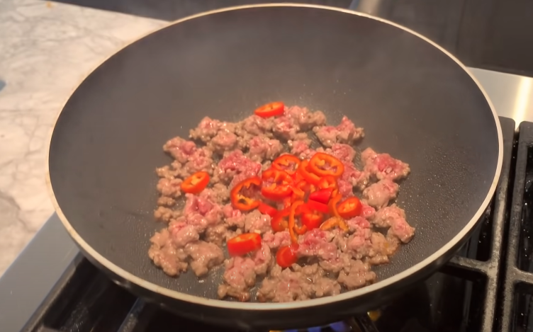 huong-dan-nau-mon-com-rang-thit-bo-don-gian-tu-vua-dau-bep-Gordon-Ramsay-ivivu-20