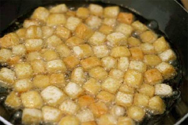 Chiên đậu phụ cho ốc om chuối đậu
