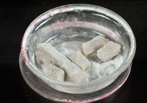 Những miếng chè lam được phủ lớp bột áo trắng tinh, thơm phức.