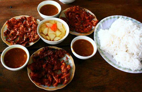 Suất bún thịt nướng đầy đặn dành cho ba người ăn. Ảnh: Minh Đức