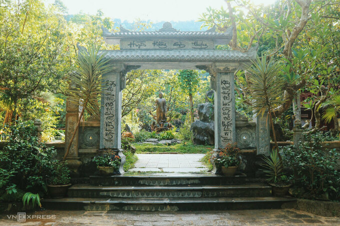 Cổng vào chùa Huyền Không Sơn Thượng được viết hai câu đối bằng chữ thư pháp