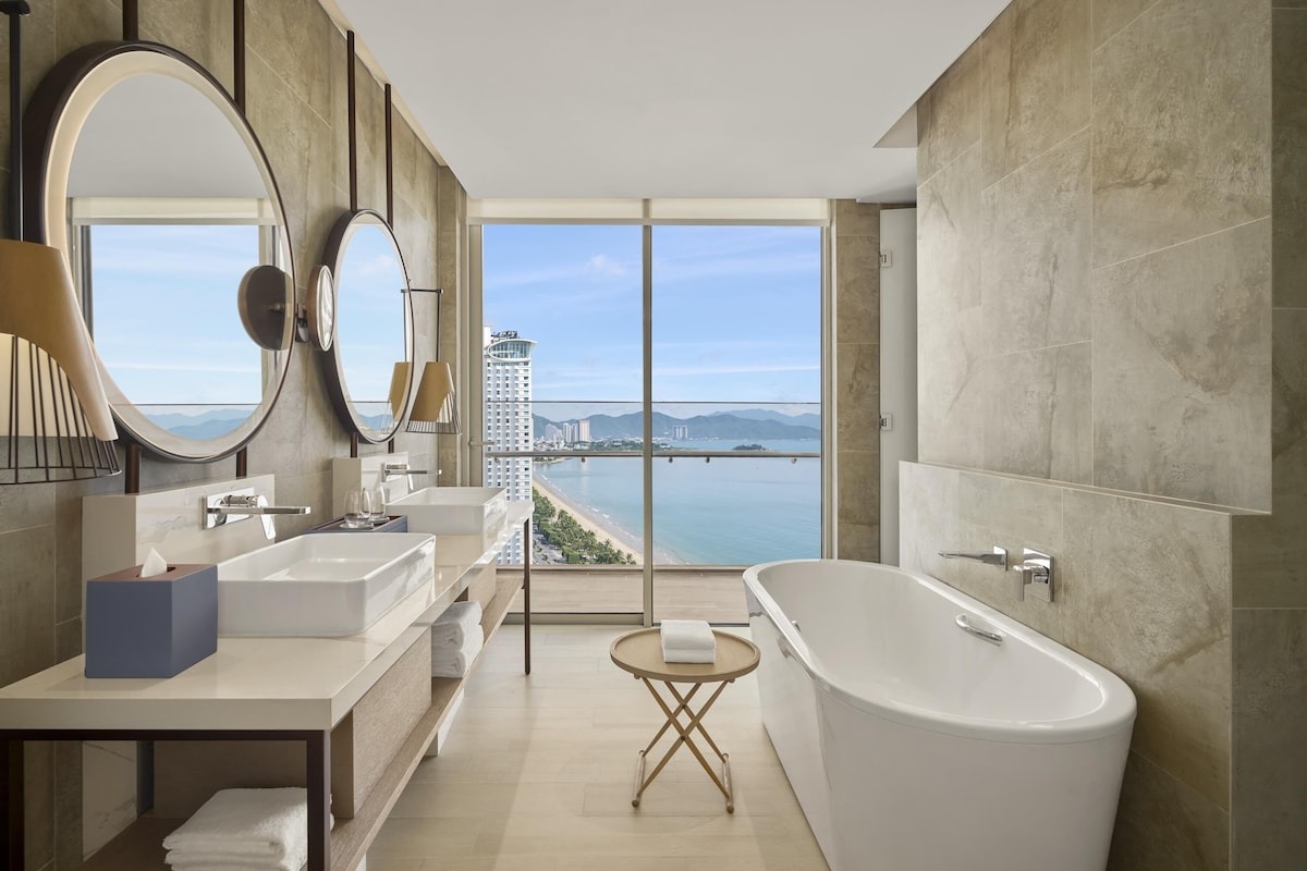 Hồ bơi tại Hyatt Regency Nha Trang
