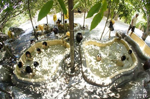 Bể ngâm khoáng nóng thư giãn tại suối khoáng nóng I-Resort