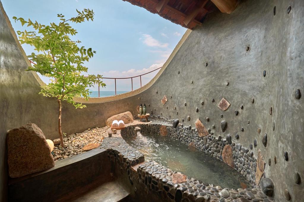 Bồn tắm thư giãn tại Ibala Hotel & Spa Nha Trang
