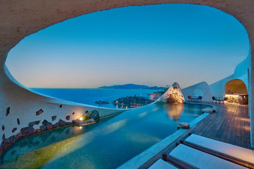 Hồ bơi ngoài trời tại Ibala Hotel & Spa Nha Trang