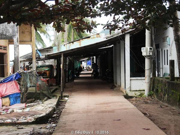 Con đường nhỏ len lỏi trong làng chài Rạch Tràm