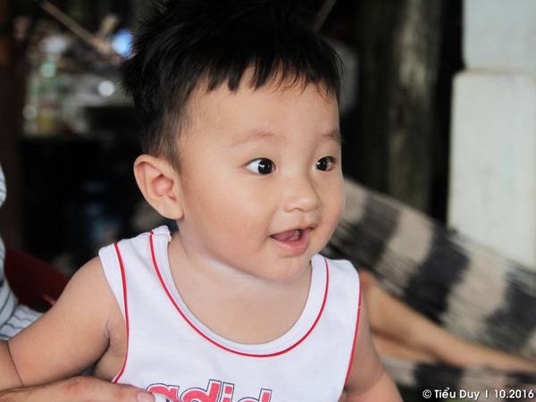 Thiên thần nhỏ đáng yêu tại làng chài Rạch Tràm