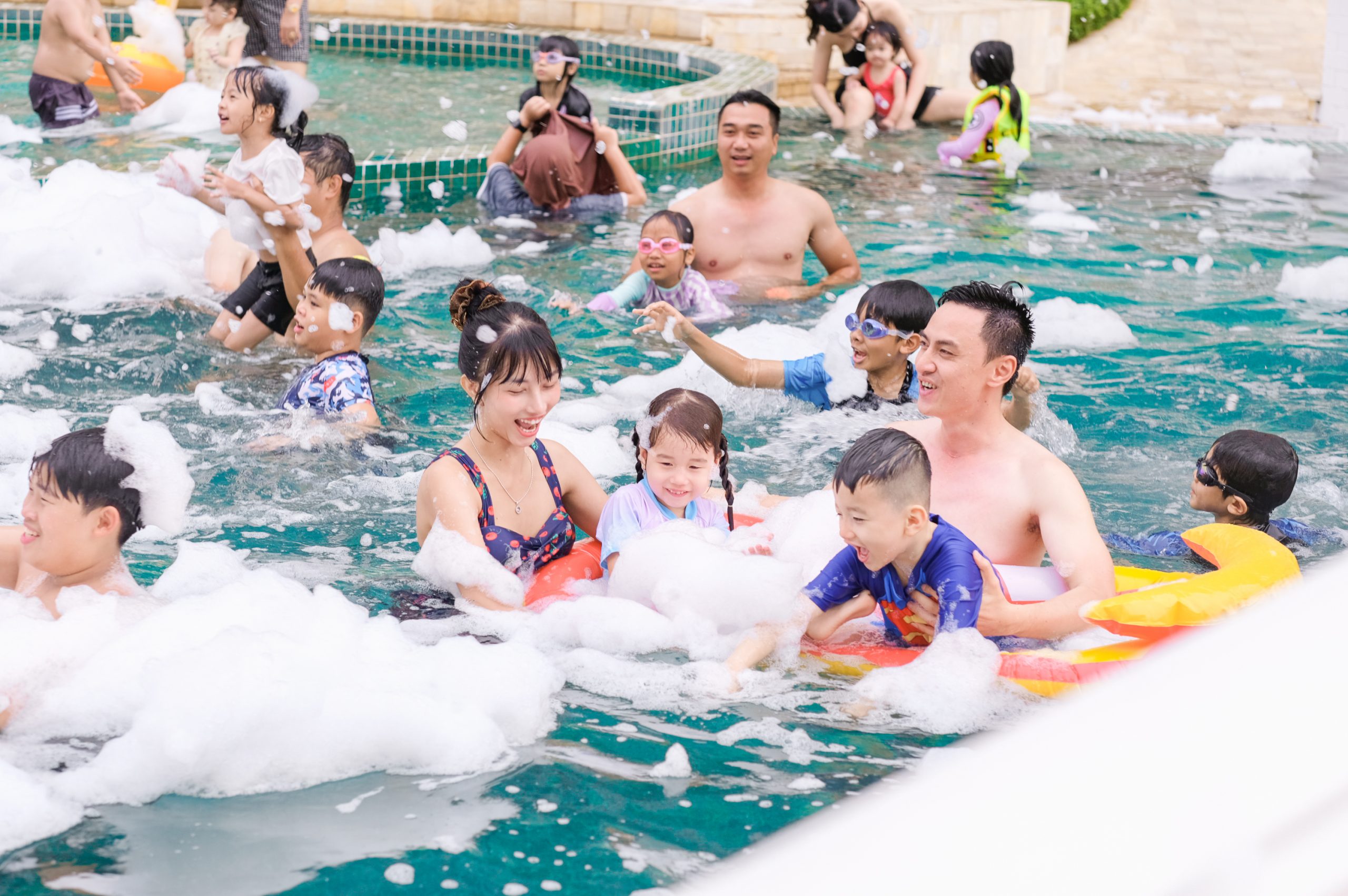 Sự kiện Foam Pool Party hào hứng cho cả gia đình