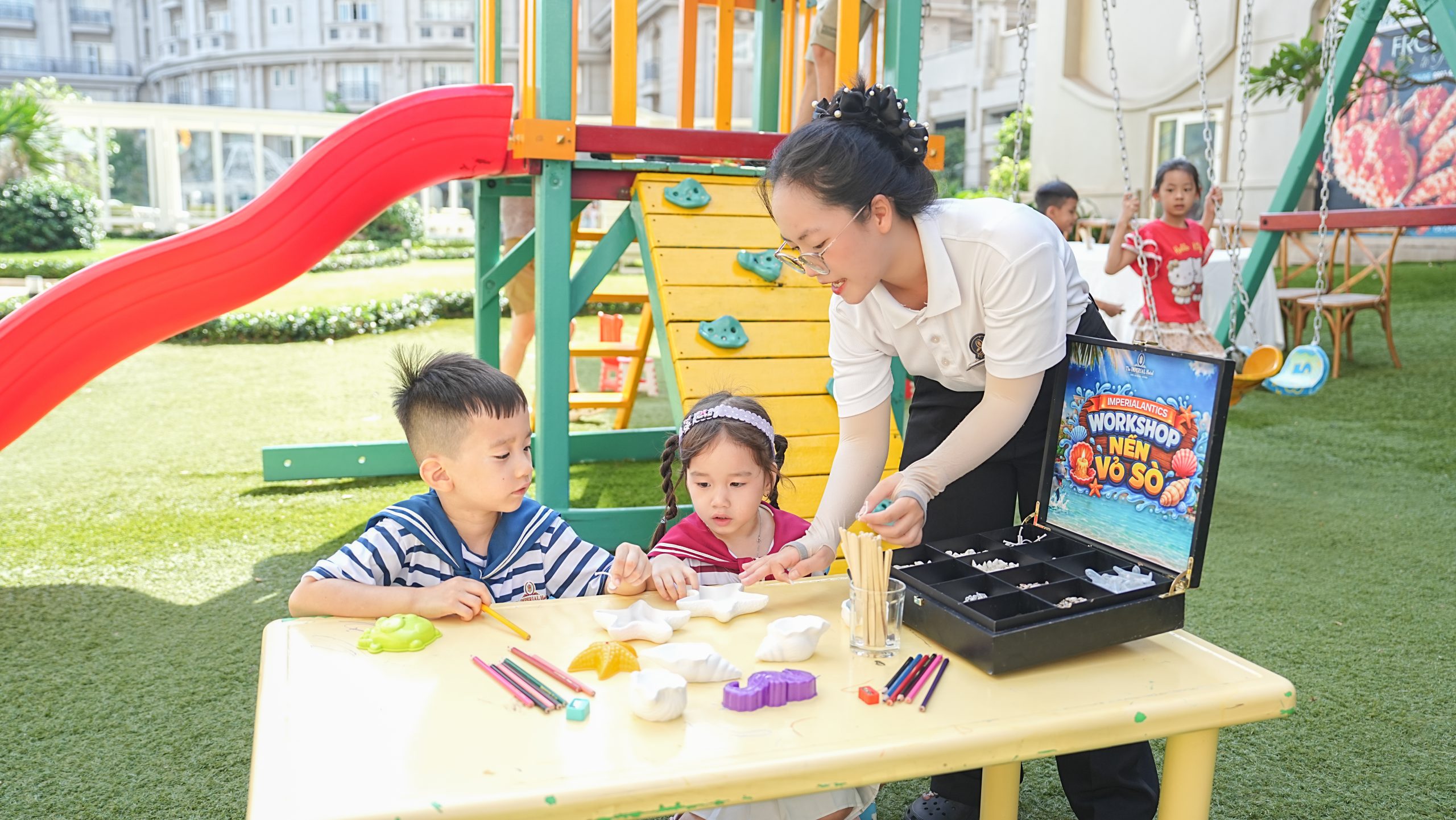 Các bé tự tay làm nến vỏ sò sáng tạo