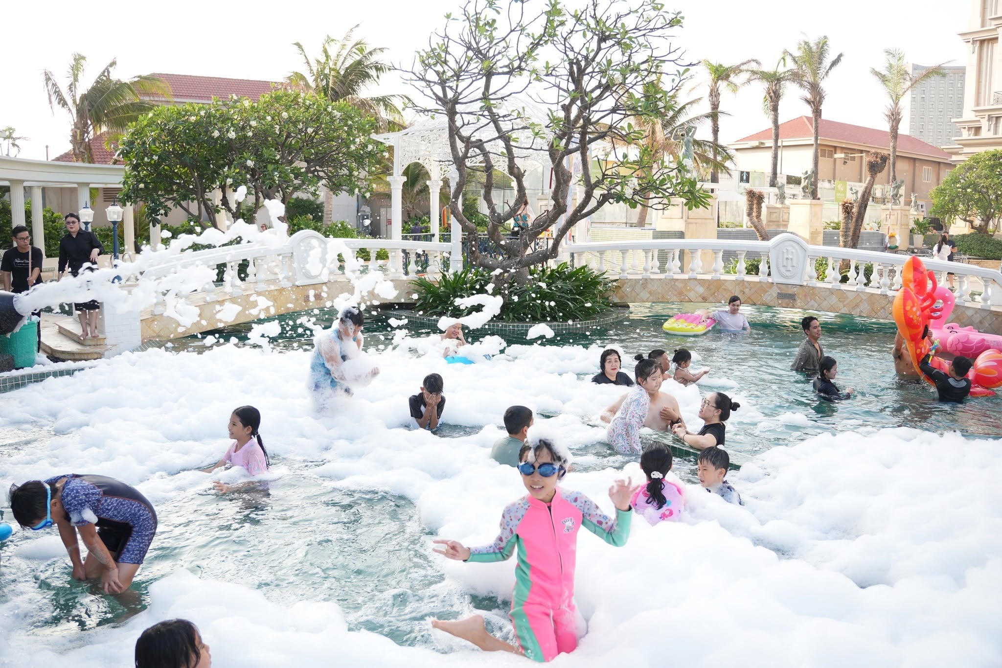Hồ bơi Royal Garden xanh mát tại khách sạn Imperial