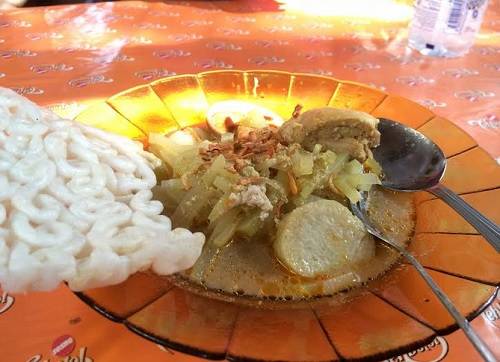 Lontong Sayur trong ẩm thực đường phố Indonesia