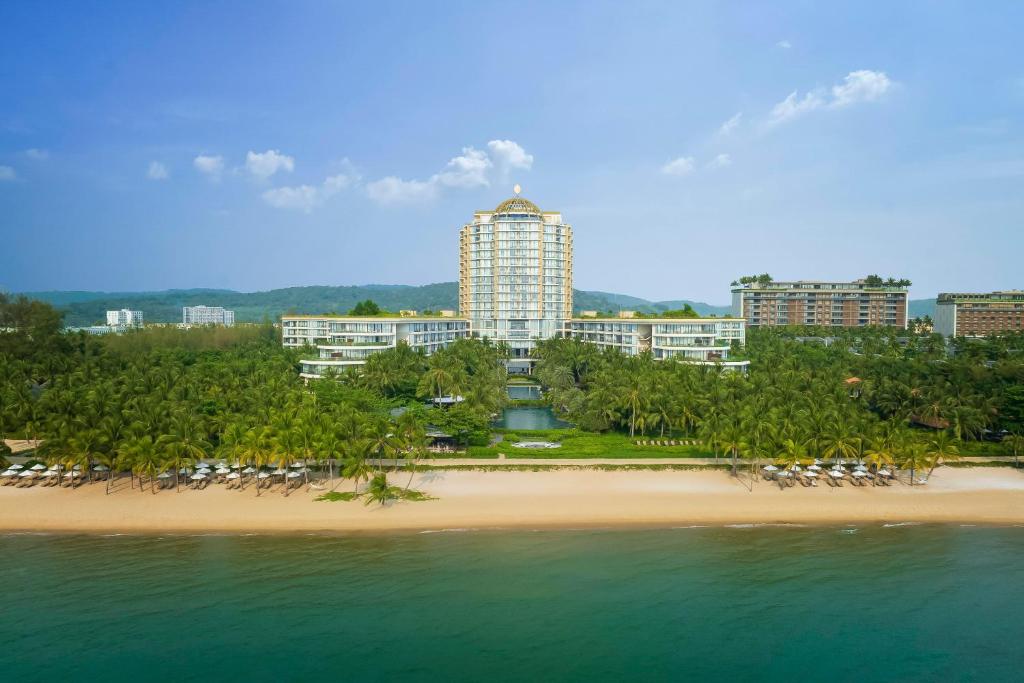 Toàn cảnh khu nghỉ dưỡng InterContinental Phu Quoc Long Beach bên bờ biển Phú Quốc