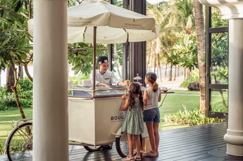 Xe đồ uống phục vụ trẻ em tại InterContinental Đà Nẵng Sun Peninsula