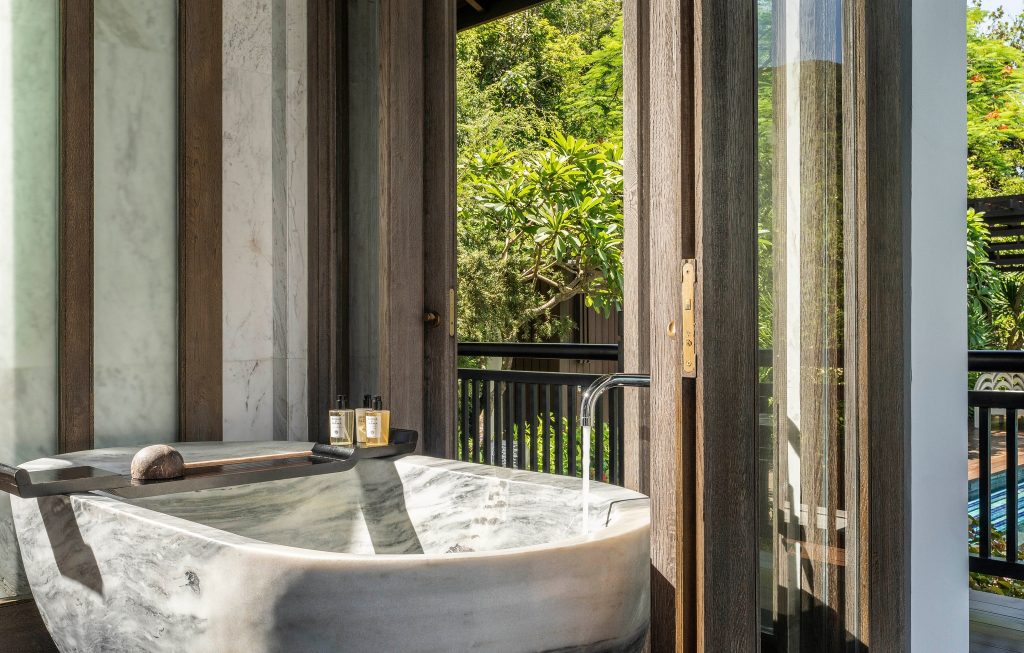Bồn tắm cỡ lớn trong phòng tại InterContinental Đà Nẵng Sun Peninsula