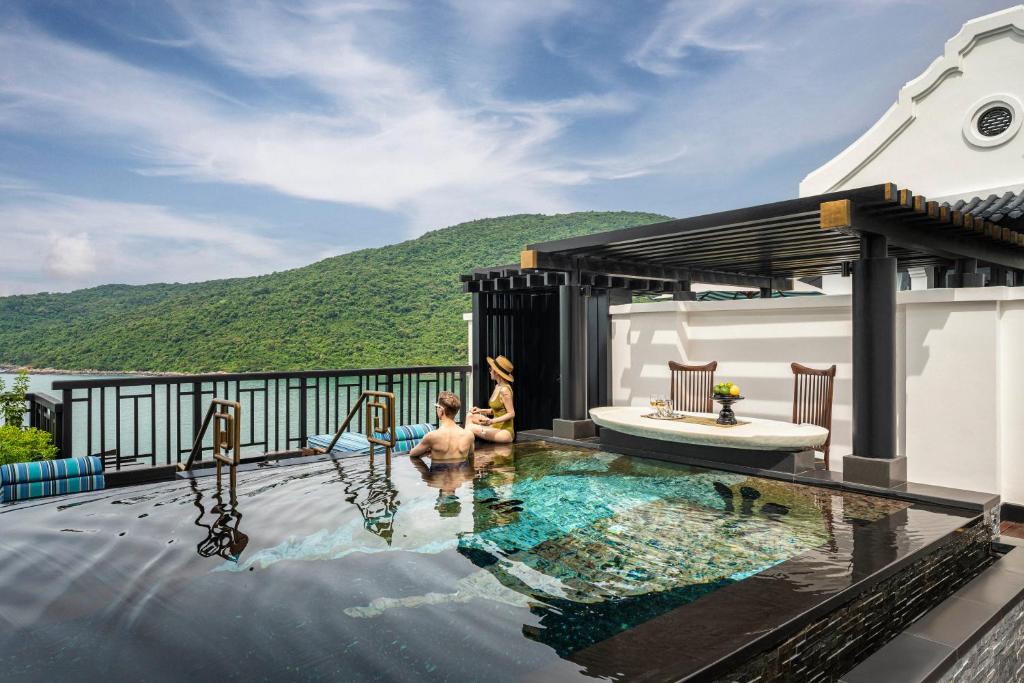Một hồ bơi riêng tư trong biệt thự InterContinental Đà Nẵng Resort