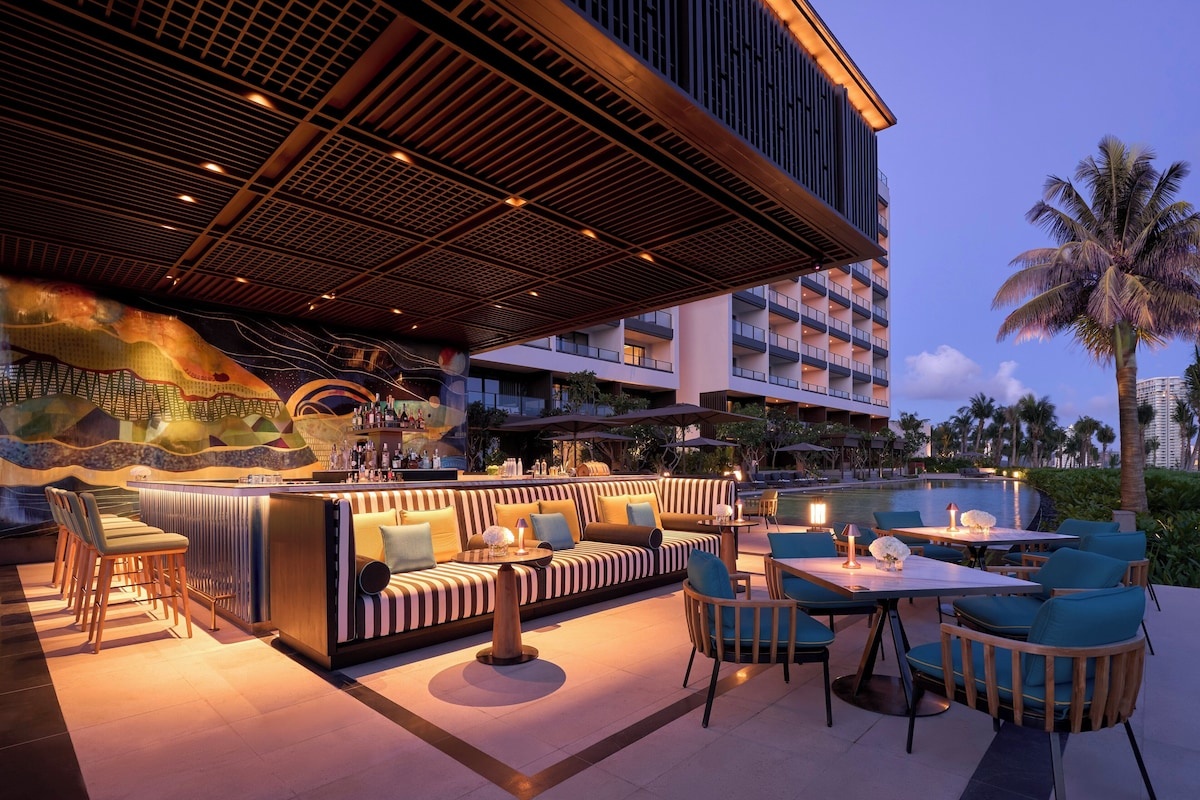 Thưởng thức cocktail bên bể bơi InterContinental Ha Long Bay Resort