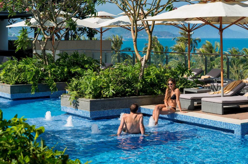 Hồ bơi vô cực ngoài trời tại InterContinental Nha Trang