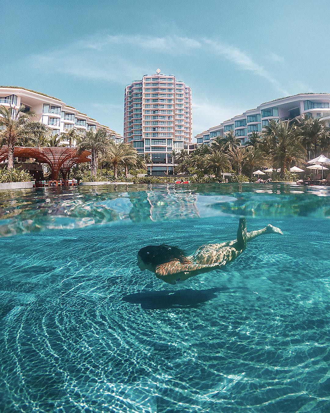 Hồ bơi trung tâm InterContinental Phú Quốc Long Beach Hồ bơi trung tâm InterContinental Phú Quốc Long Beach
