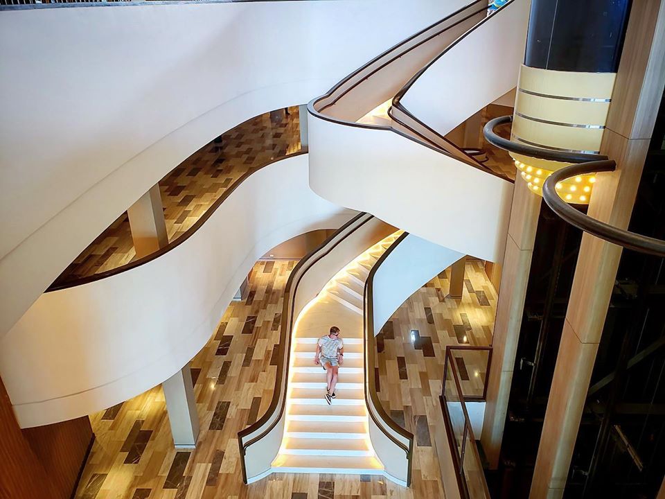 Cầu thang Sky Tower InterContinental Phú Quốc Long Beach