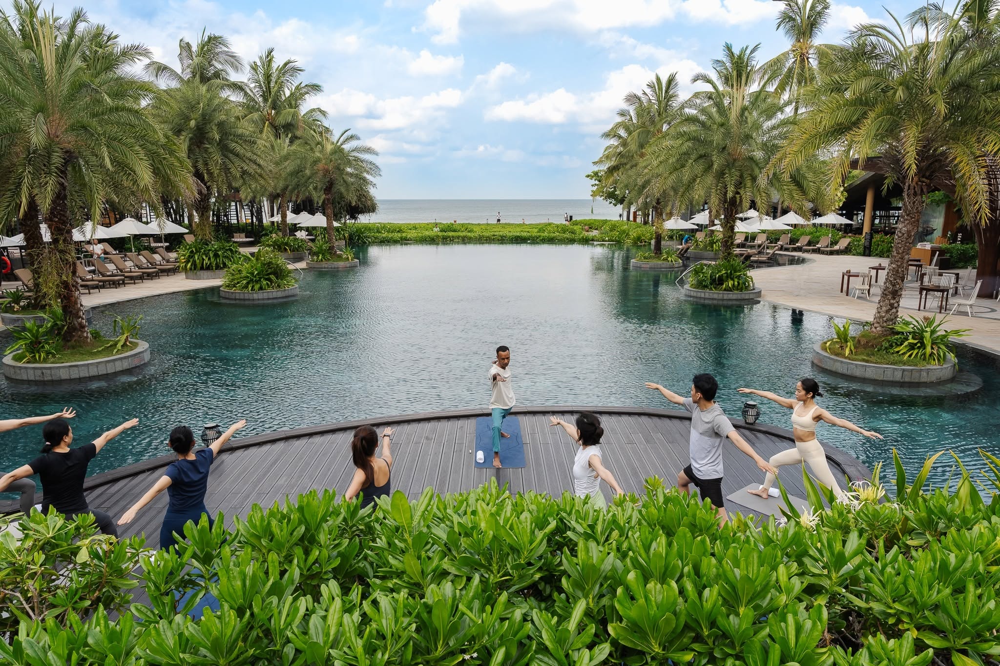Lớp tập yoga buổi sáng bên hồ bơi