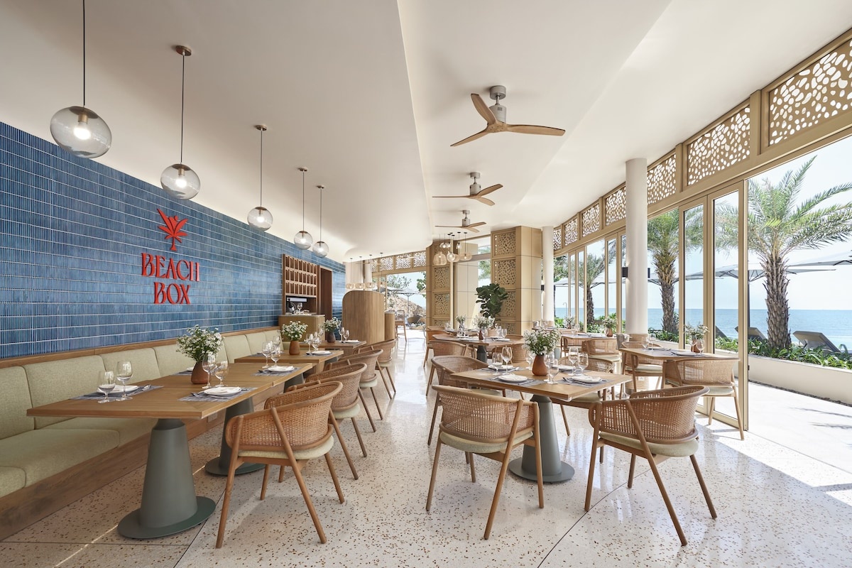 Quầy bar Beach Box sát bãi biển Ixora Hồ Tràm