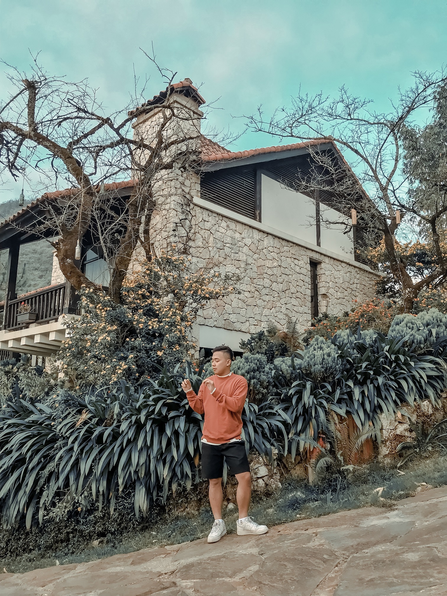Toàn cảnh Sapa Jade Hill Resort bao quanh bởi sương mù