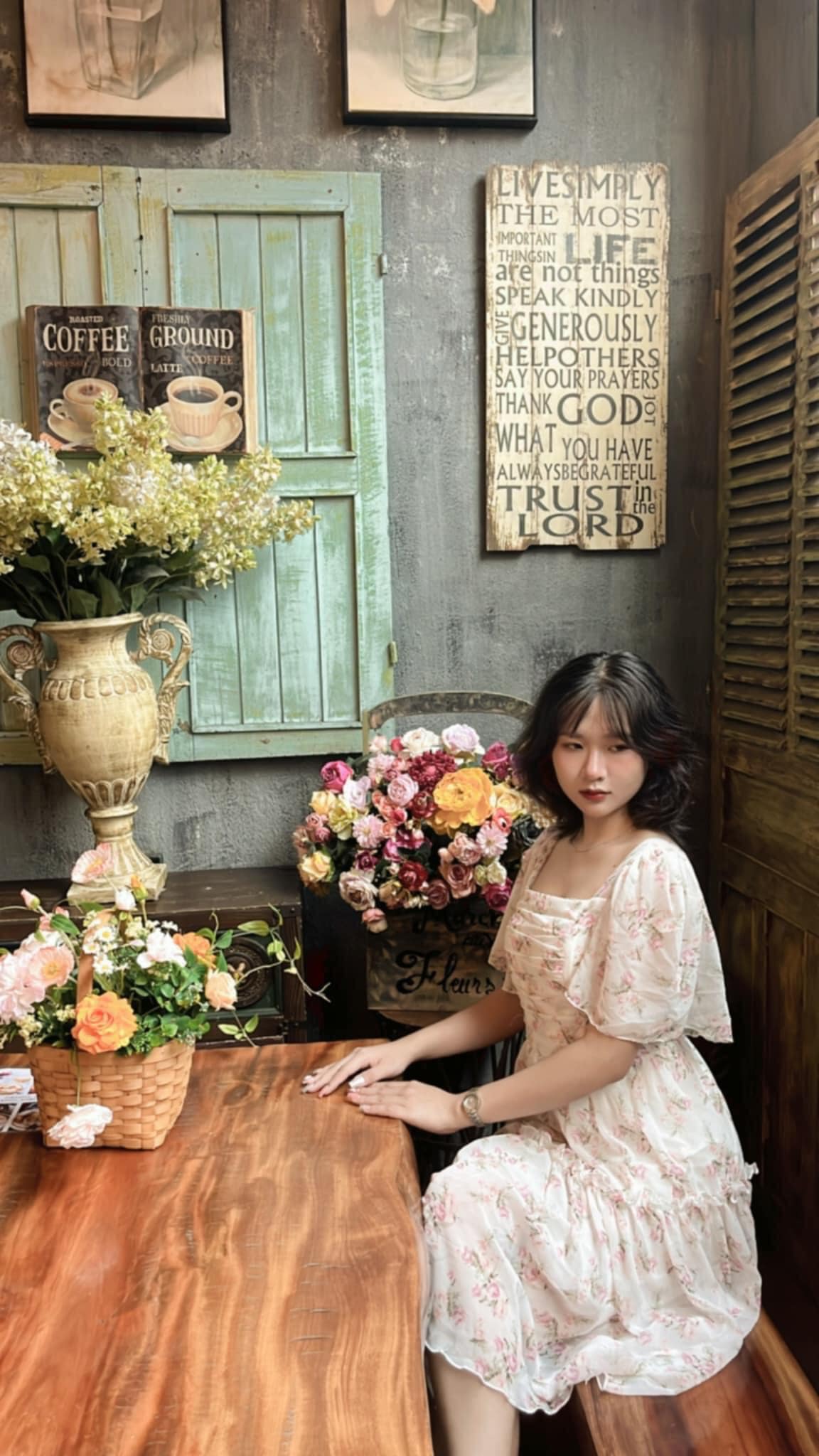 Góc ban công ngập tràn cây xanh tại Jungle Coffee