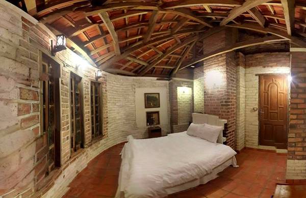 Phòng khách Jungle House Bắc Ninh với lò sưởi