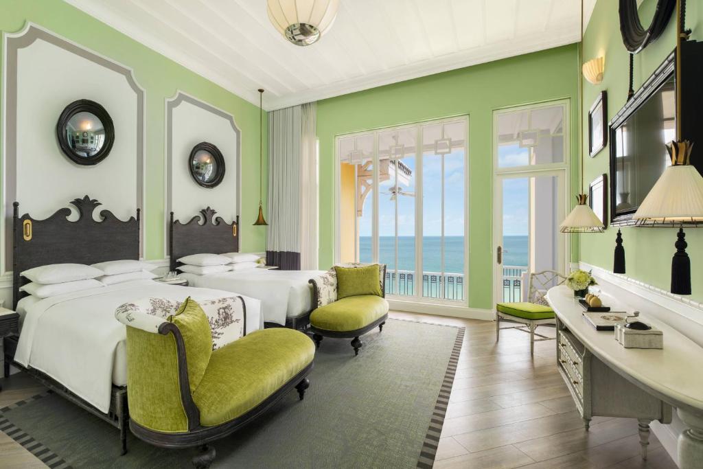 Resort Phú Quốc JW Marriott Emerald Bay với hồ bơi con sò