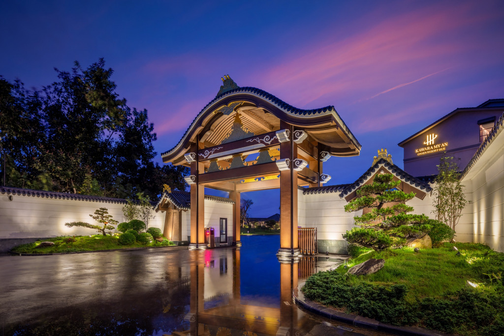 Bể tắm khoáng ngoài trời tại Kawara Mỹ An Onsen Huế