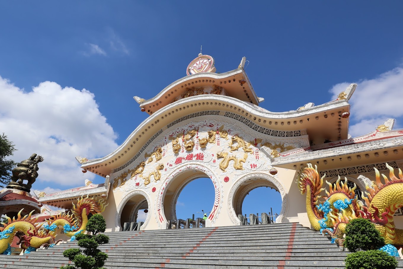 Cổng vào. Ảnh: Nguyễn Đức Nguyên.