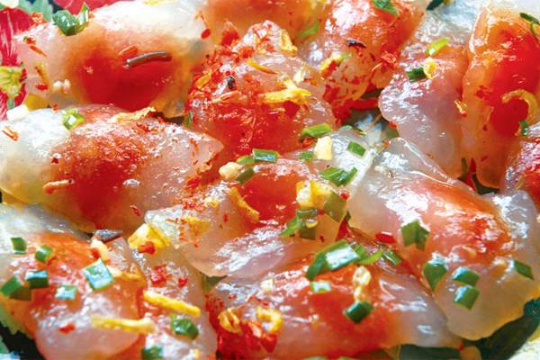 Không chỉ ăn kèm nước mắm, người Phan Thiết còn thích cho bánh quai vạc vào bánh mì, rưới nước mắm ớt lên. Ảnh: nhuongve.com.vn