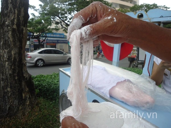 Kẹo tơ hồng (kẹo chỉ) ăn cùng bánh tráng. Ảnh: afamily.vn.