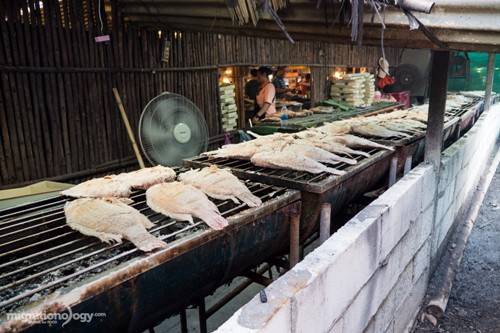 Pla pao - cá nướng muối ở chợ nổi Khlong Lat Mayom