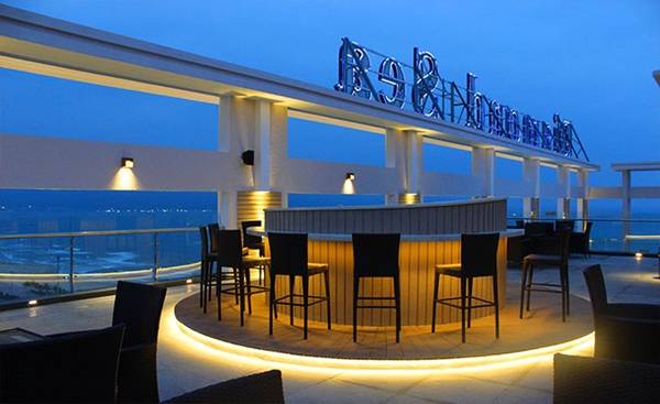 Ngắm cảnh biển về đêm trong không gian nhạc sống rộn rã, những ly cocktail nồng nàn sẽ là những giây phút không thể quên với bất kỳ ai.