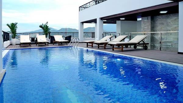 Khách sạn Nha Trang - Hồ bơi ngoài trời ấn tượng của Apus