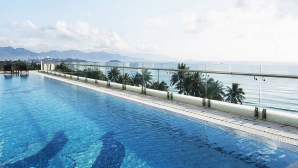 Khách sạn Nha Trang - Hồ bơi ngoài trời nhìn ra vịnh biển