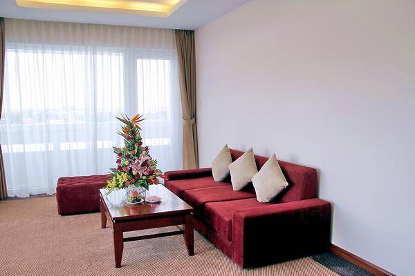 Hạng phòng cao cấp Century Grand Suite tại Khách sạn Century Riverside Huế